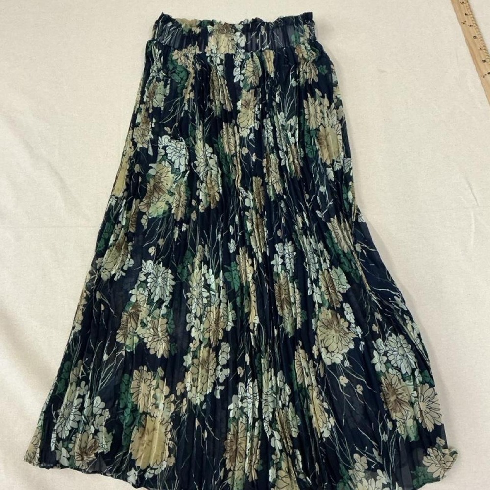 Black Floral Pleated‎ Midi Skirt 🌼🖤